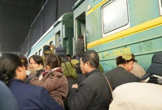 "多花一小时省30块",最省钱的打工人坐绿皮火车通勤