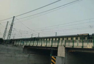 "多花一小时省30块",最省钱的打工人坐绿皮火车通勤