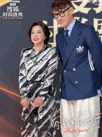 75岁刘晓庆状态震撼全家，和胡兵走创意秀场绝了～