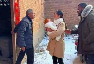 河南女子偷嫁给黑人 生娃后回娘家被拒之门外