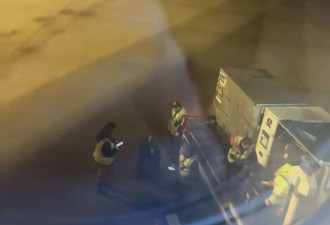 加航醉酒白男搭讪华人女生不成，恼羞成怒反骂！被赶下飞机！