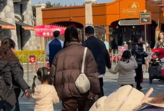 陈赫带俩女儿游迪士尼，老婆张子萱41岁还扮少女，牵陈赫手撒娇
