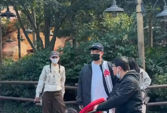 陈赫带俩女儿游迪士尼，老婆张子萱41岁还扮少女，牵陈赫手撒娇