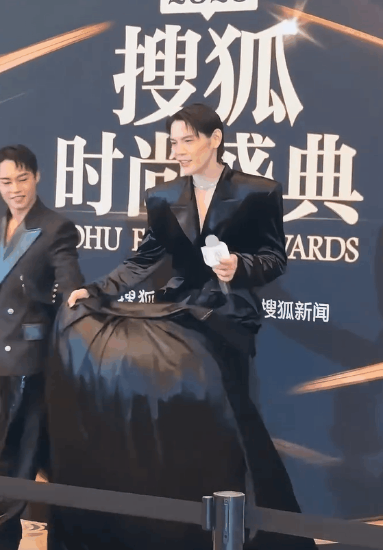 彭小苒真敢穿，向佐你能不能正常点