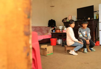 妈妈离家后，爸爸患双癌离世，祖孙三人被债务逼到墙角