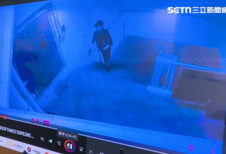 张文遗体相验完毕 父母未致歉上警车