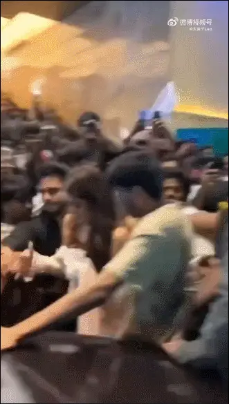 印度女演员遭大量粉丝围堵，求合影并触摸，她逃离后痛苦掩面