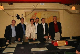 淫魔相片公布：英王子躺5女腿上 在王室庄园拍摄