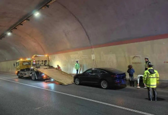 轿车高速狂飙近500公里无法减速,驾驶问题还是...