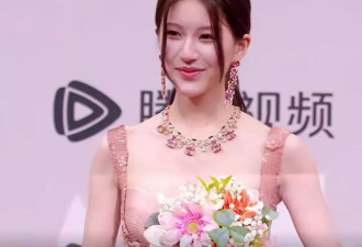 星光大赏红毯明星生图大翻车！赵露思像网红