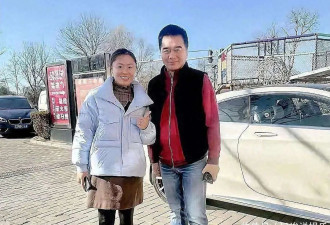 何晴头七，61岁许亚军红卫衣加身现身北京，状态松弛心情颇佳
