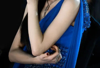 鞠婧祎穿深V裙变身蓝色妖姬！雪肤玉貌身材曼妙性感撩人