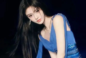 鞠婧祎穿深V裙变身蓝色妖姬！雪肤玉貌身材曼妙性感撩人