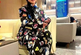 刘晓庆不愧是“高能量人”！75岁还贼精神，凌晨3点跑机场玩自拍