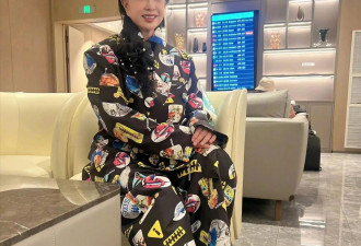 刘晓庆不愧是“高能量人”！75岁还贼精神，凌晨3点跑机场玩自拍