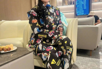 刘晓庆不愧是“高能量人”！75岁还贼精神，凌晨3点跑机场玩自拍