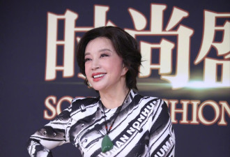 刘晓庆不愧是“高能量人”！75岁还贼精神，凌晨3点跑机场玩自拍