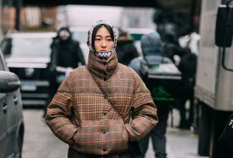 冬天穿“羽绒服”也可以很美很时尚 看这5套穿搭