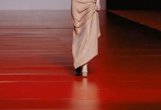 赵露思戴独一无二高珠，周也女战神……明星们的“海口团建”造型也太美了
