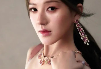 赵露思戴独一无二高珠，周也女战神……明星们的“海口团建”造型也太美了