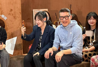 47岁薛佳凝变样了，脸肿脖子粗下巴三层肉