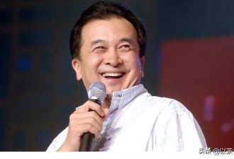 65岁黄宏现状：满脸胡渣住普通房，曾享少将军衔