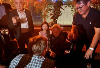 黄仁勋身旁神秘女子是谁？美媒点名再爆内幕
