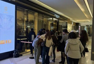 金饰克价首破1400元，排队买金再现....