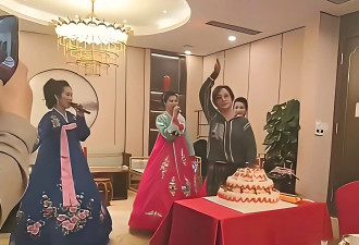 75岁刘晓庆与胡兵走红毯！看上去像姐弟俩