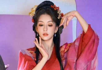 郭富城老婆产后火速复工，身穿红纱裙古典美，与温碧霞同台不逊色