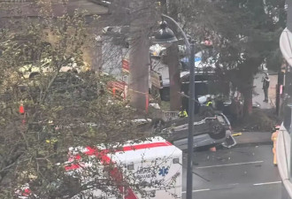 轰动华人圈！列治文统一广场1私家车失控坠楼！砸向人行道
