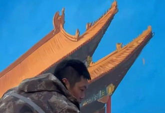 男子在村里画18米长“天安门”墙绘 老人纷纷打卡留念