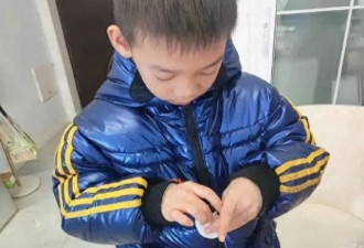 黄晓明带儿子和妈妈包饺子，儿子很像杨颖