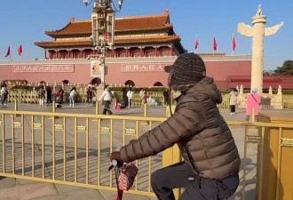 董洁天安门骑行，穿1万7羽绒服在大街吃肉串