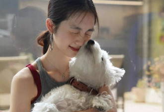 黄磊大女儿黄多多晒近照，抱狗狗出镜画面有爱