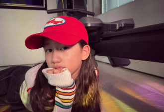 黄磊大女儿黄多多晒近照，抱狗狗出镜画面有爱