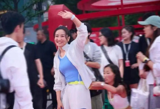 消失已久的贾玲再度现身，美到被怀疑换成克隆人……