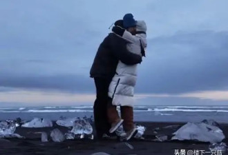 孙丞潇求婚金莎后被偶遇 两人手牵手笑容甜蜜 金莎摇头晃脑像小女生