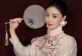 蒋欣晚餐吃萝卜丝瓜豆腐，无油无盐蘸辣椒面，抢经纪人饭超搞笑