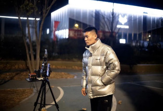 在肿瘤医院旁，一群父母“尬舞”一整晚