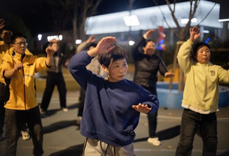 在肿瘤医院旁，一群父母“尬舞”一整晚