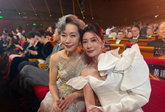 贾静雯晒一家五口过圣诞！梧桐妹穿低胸吊带露脐装