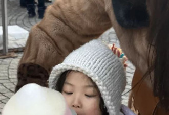 朱珠搂着老公过圣诞！4岁女儿挺小圆肚戴皇冠
