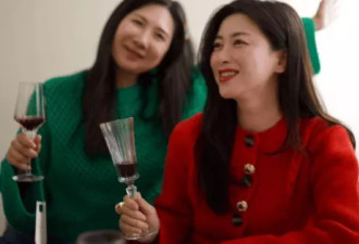 朱珠搂着老公过圣诞！4岁女儿挺小圆肚戴皇冠