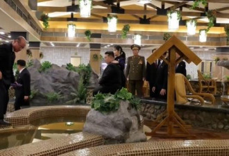 手搭金正恩肩上…金主爱毫不拘谨的肢体接触
