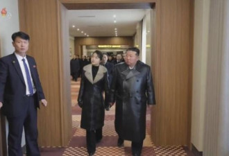 手搭金正恩肩上…金主爱毫不拘谨的肢体接触