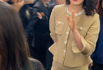 蒋勤勤打破“皮相美”不抗老定律！穿金色针织套裙，温柔端庄之美