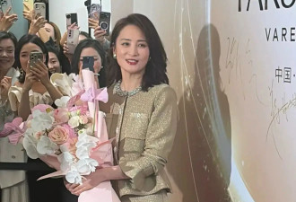 蒋勤勤打破“皮相美”不抗老定律！穿金色针织套裙，温柔端庄之美