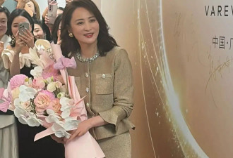 蒋勤勤打破“皮相美”不抗老定律！穿金色针织套裙，温柔端庄之美