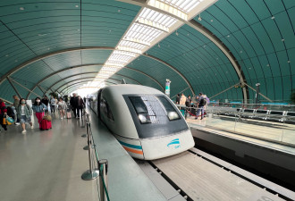 中国列车 时速700公里创纪录
